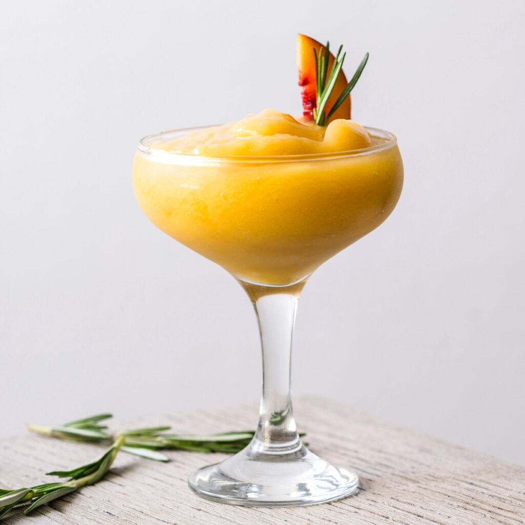 Fersken og Rosmarin Margarita